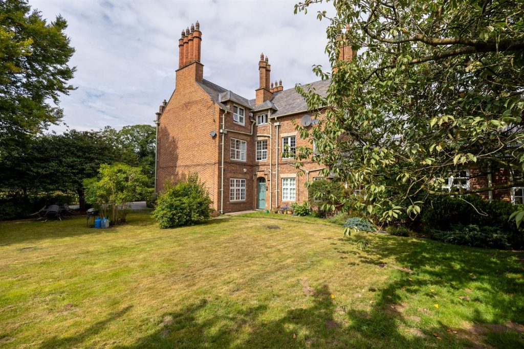 5 Stoke Manor Flats, Chester Road, Stoke, Nantwich, CW5