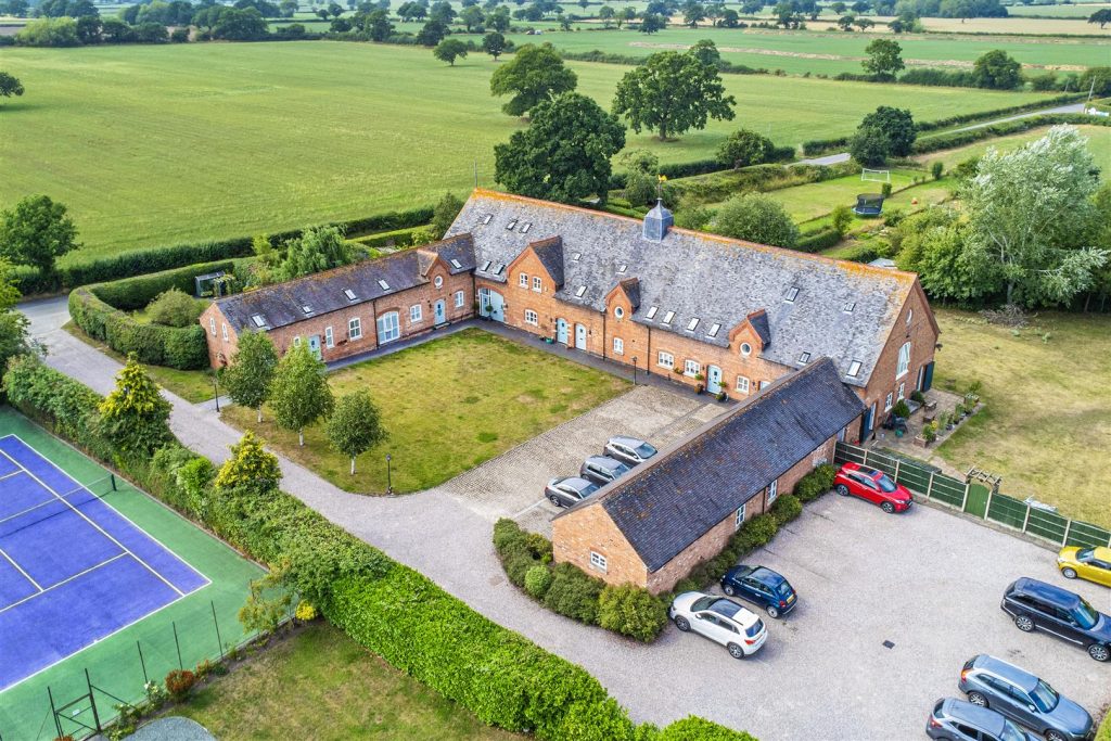 Sandown Reach, Coole Lane, Newhall